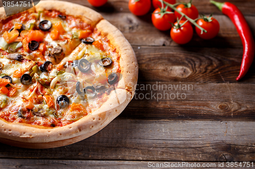 Image of Vegeterian pizza with mushrooms and olives