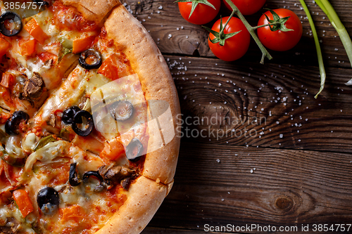 Image of Vegeterian pizza with mushrooms and olives