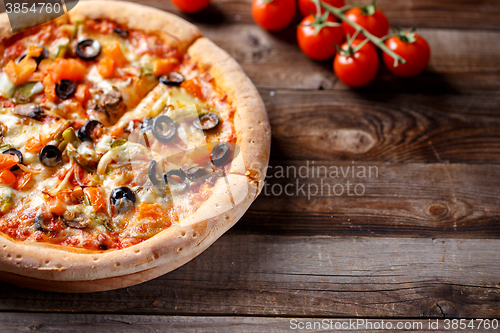 Image of Vegeterian pizza with mushrooms and olives