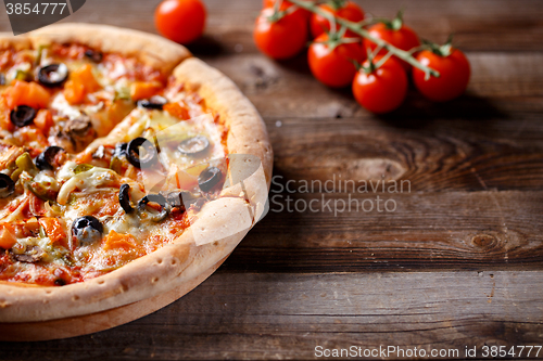 Image of Vegeterian pizza with mushrooms and olives