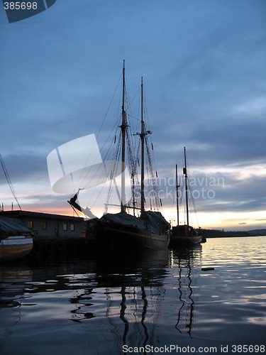 Image of boats in the sea guls in Oslo