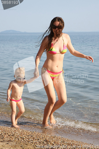 Image of Mother and daughter in same bikinis