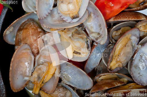 Image of fresh clams on an iron skillet