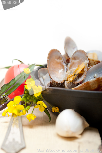 Image of fresh clams on an iron skillet