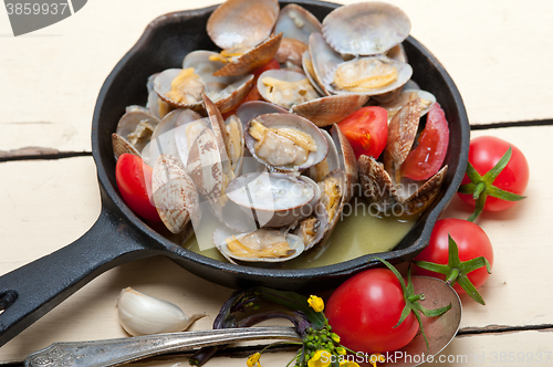 Image of fresh clams on an iron skillet