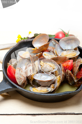 Image of fresh clams on an iron skillet