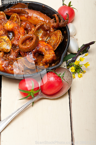 Image of fresh seafoos stew on an iron skillet