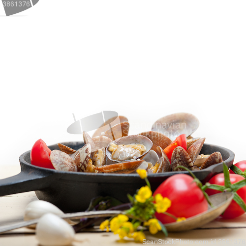 Image of fresh clams on an iron skillet