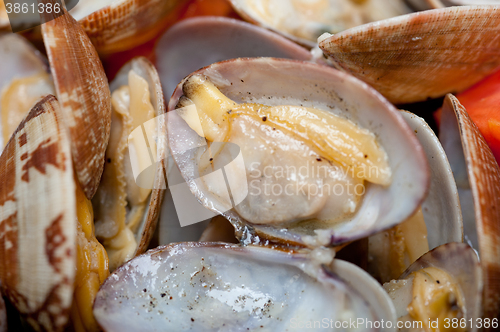 Image of fresh clams on an iron skillet