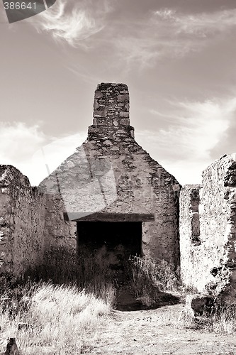 Image of ruins bw