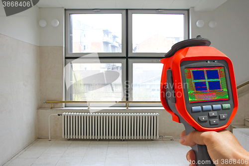 Image of Recording Radiator and a window on a building with Thermal Camer