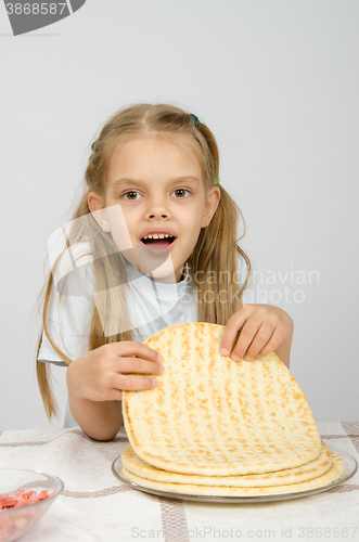 Image of Girl takes a cake dish pizza