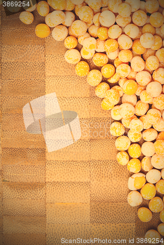 Image of dry peas on cork background