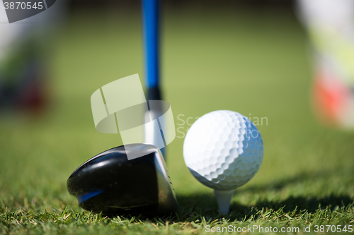 Image of golf club and ball in grass