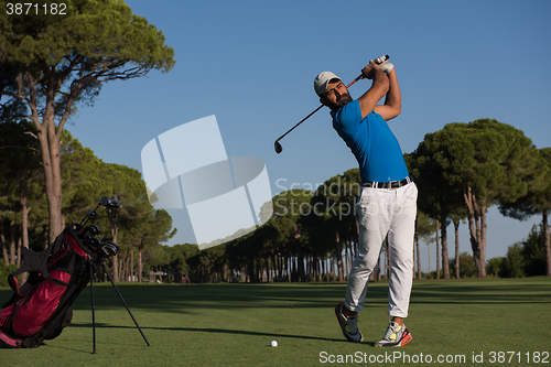 Image of golf player hitting shot