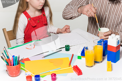 Image of The daughter and father drawing together