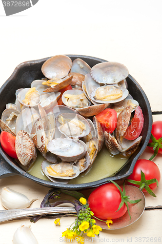 Image of fresh clams on an iron skillet