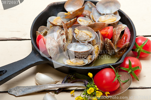 Image of fresh clams on an iron skillet