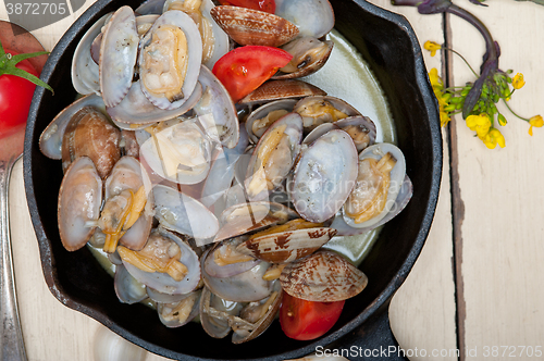 Image of fresh clams on an iron skillet