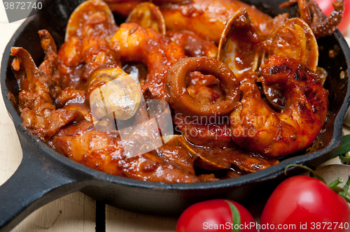 Image of fresh seafoos stew on an iron skillet