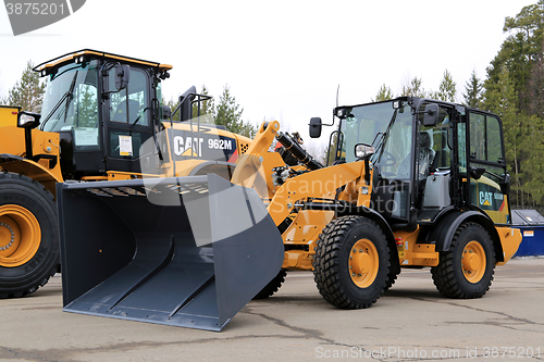 Image of Cat 906M Compact Wheel Loader