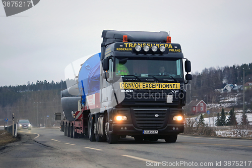 Image of DAF XF105 Semi Hauls Oversize Load