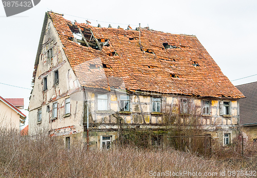 Image of rundown old farmhouse