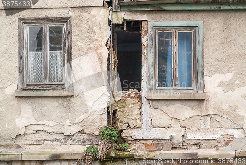 Image of rundown old farmhouse