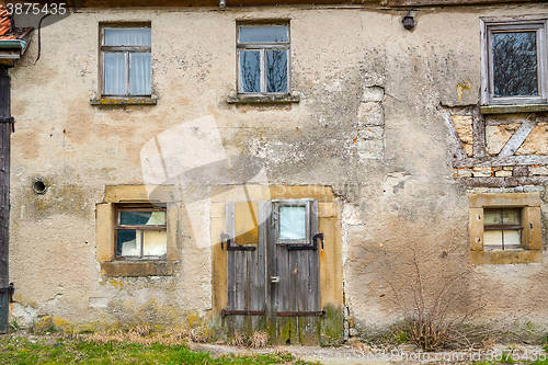 Image of rundown old farmhouse