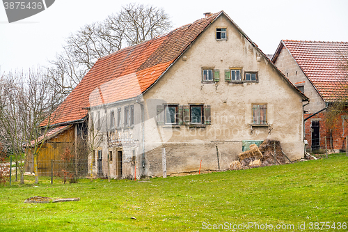 Image of rundown old farmhouse