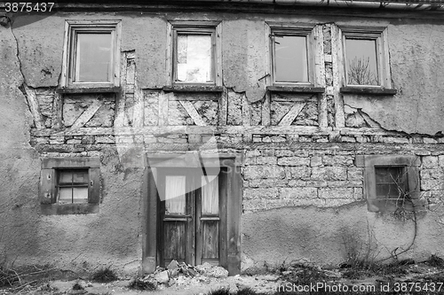 Image of rundown old farmhouse