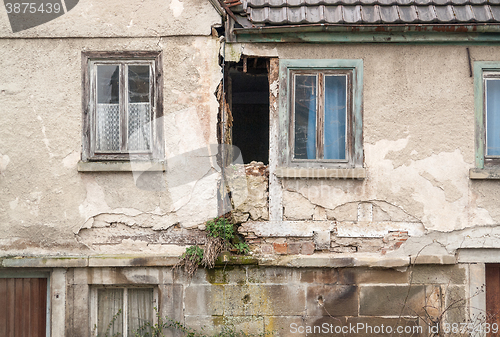 Image of rundown old farmhouse