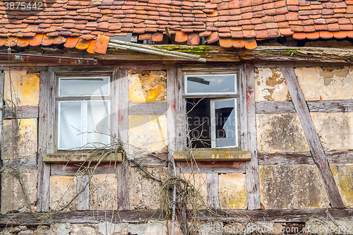 Image of rundown old farmhouse