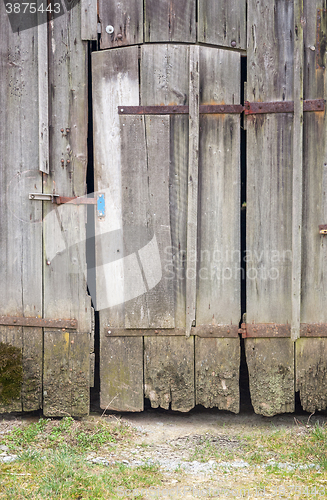 Image of rundown old barn door