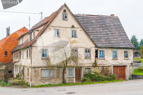 Image of rundown old farmhouse