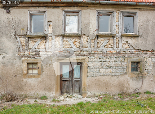 Image of rundown old farmhouse