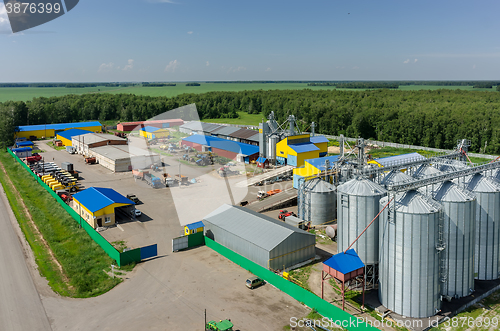 Image of Corn dryer silos standing in machine yard