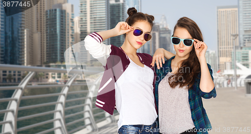 Image of happy smiling pretty teenage girls in sunglasses