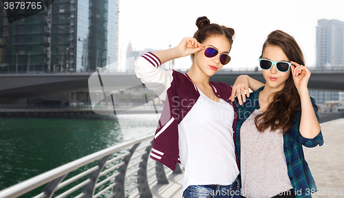 Image of happy smiling pretty teenage girls in sunglasses