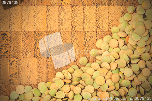 Image of lentil on a cork surface