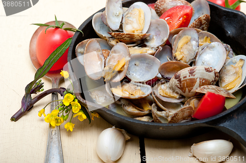 Image of fresh clams on an iron skillet