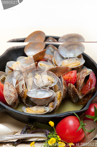 Image of fresh clams on an iron skillet