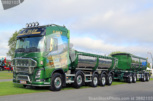 Image of Green Volvo FH16 750 Show Truck