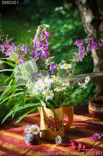 Image of bouquet of daisies in a jug 