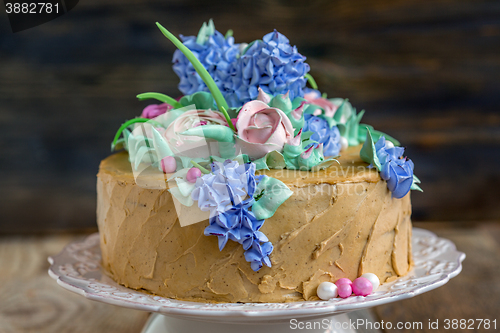 Image of Coffee cake with flowers.