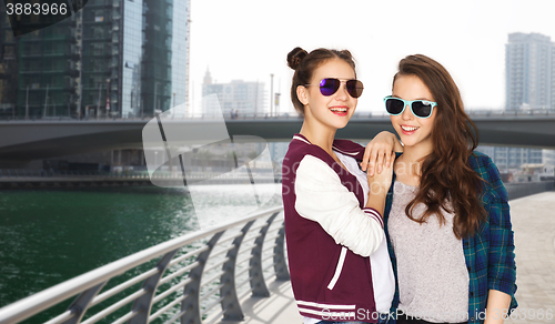 Image of happy smiling pretty teenage girls in sunglasses