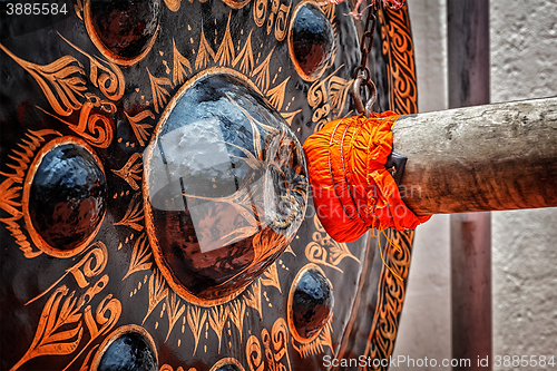 Image of Mallet beating gong in Buddhist temple 