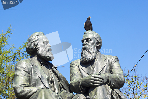 Image of Pigeon bird on head of statue