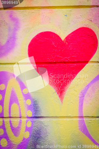 Image of Grafitti with a heart on a concrete wall