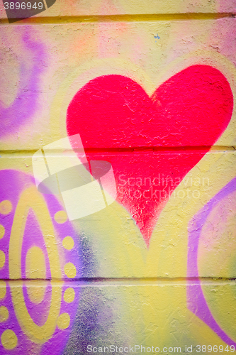 Image of Grafitti with a heart on a concrete wall
